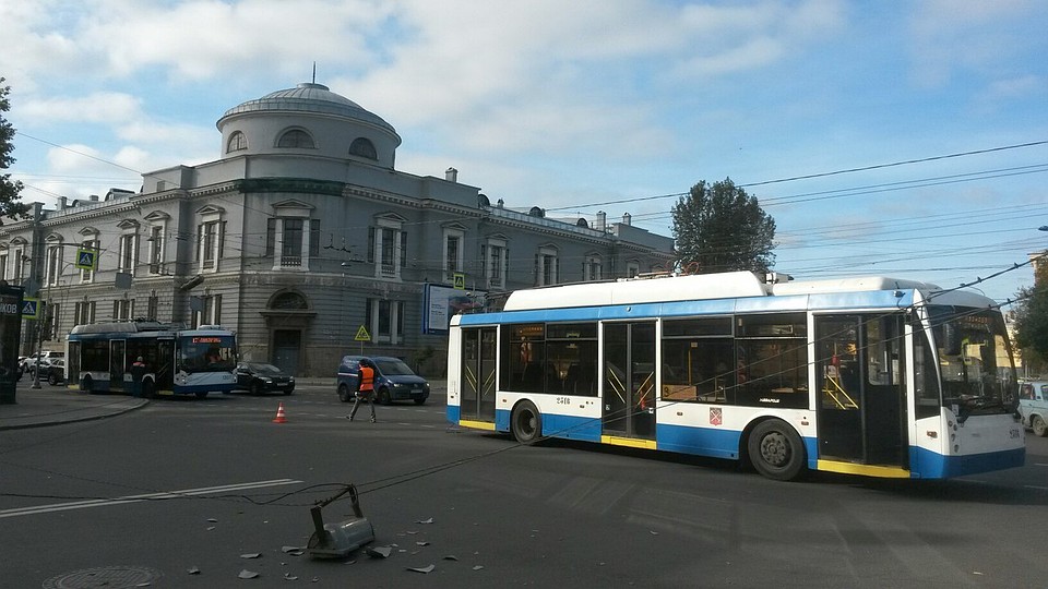 Пешеходы застряли на остановке, а автовладельцы - в пробке. Фото: Иван Филлиппов, "ДТП и ЧП Санкт-Петербург" "ВКонтакте"