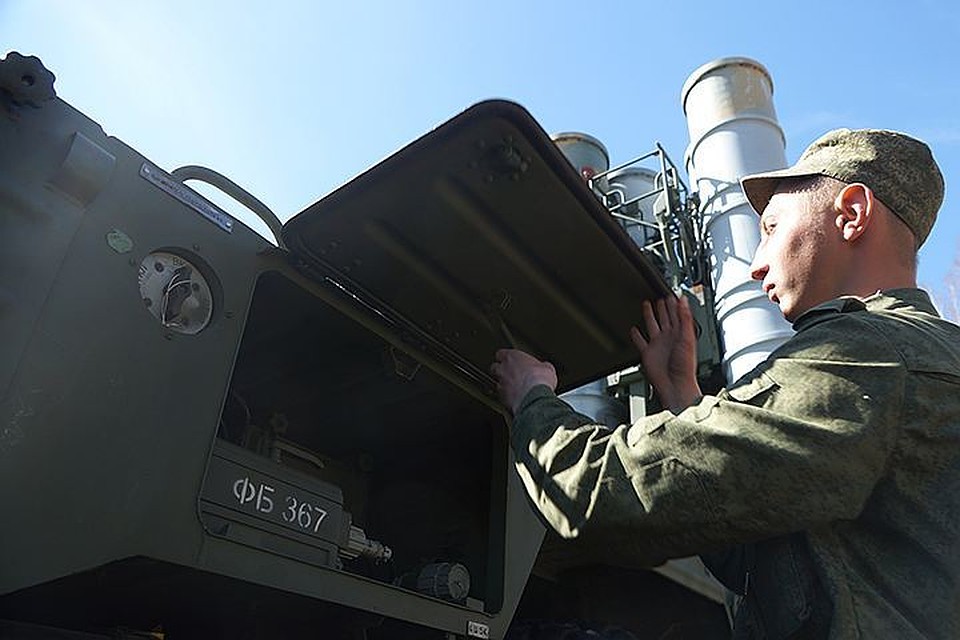 Воздушное прикрытие российских военных баз в Хмеймиме и Тартусе осуществляются зенитными ракетными системами С-400 и С-300, радиус действия которых может стать сюрпризом для любых неопознанных летающих объектов. Россия готова жестко отвечать на вмешательство американцев