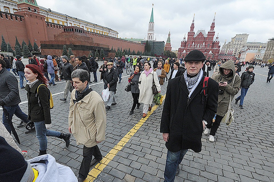 Столичные оппозиционеры прогулялись по центру города.