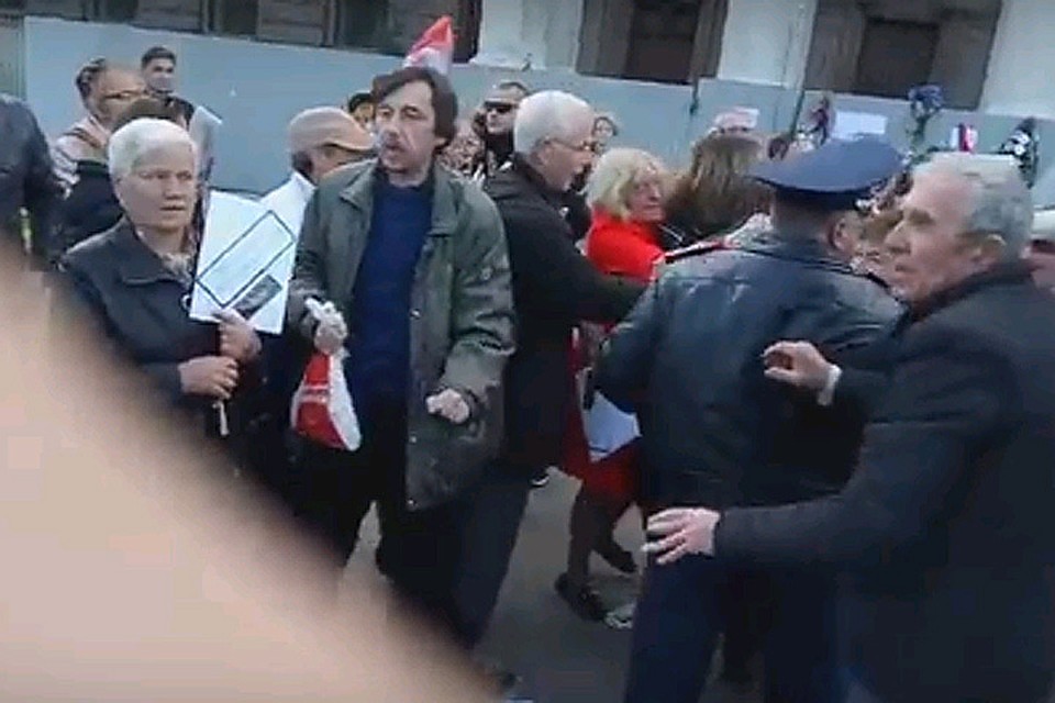 Националистов не утроил одесский флаг, принесённый одной из женщин на акцию.