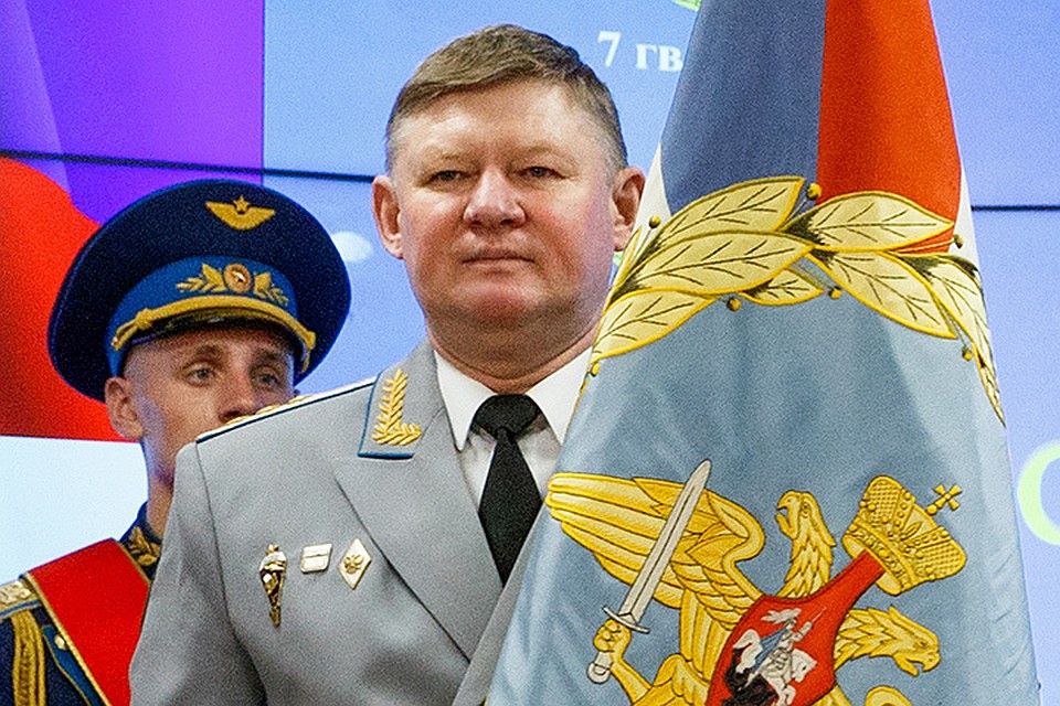 Командующий Воздушно-десантными войсками РФ Андрей Сердюков на церемонии вручения штандарта. ФОТО Вадим Савицкий/пресс-служба Минобороны РФ/ТАСС