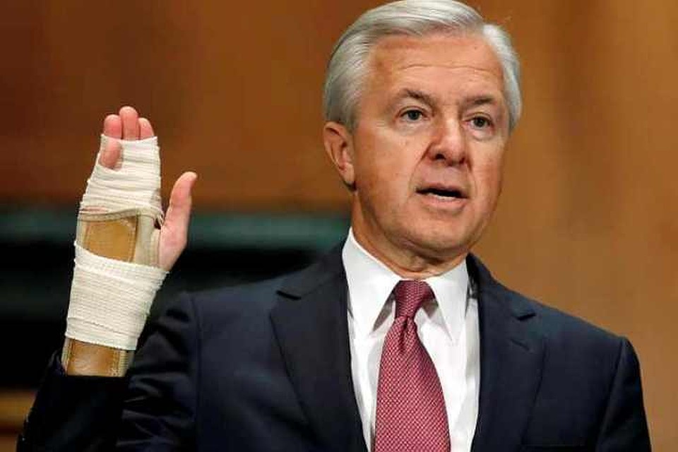 Глава банка Wells Fargo Джон Стампф выступает на заседании американского Бюро по финансовой защите потребителей наложило на Wells Fargo