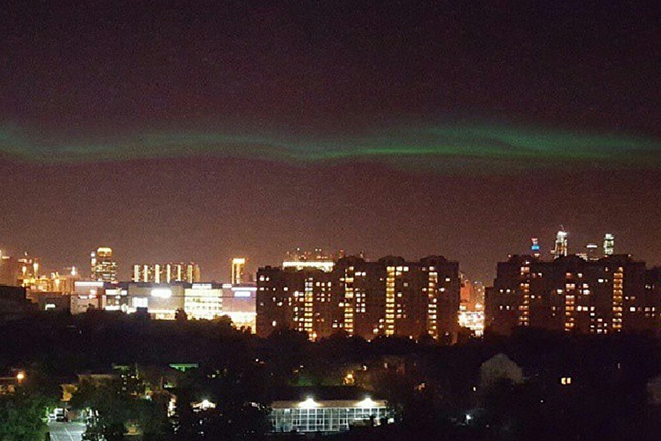 Так выглядело прошлогоднее северное сияние над Москвой (район Фили).