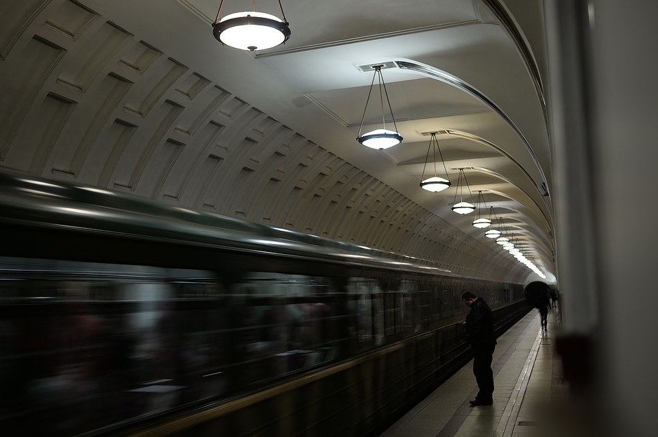 В Московском метро пообещали восстановить движение в ближайшие 15 минут.