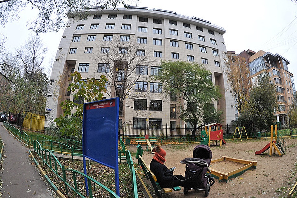 Жильцы этого дома приняли нестандартное решение и построили поверх своего дома еще пять этажей!