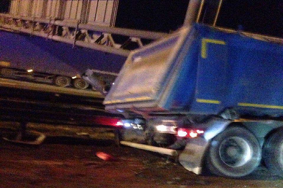 Самосвал сбил щит и П-образную опору ото: "ДТП и ЧП" ВКонтакте