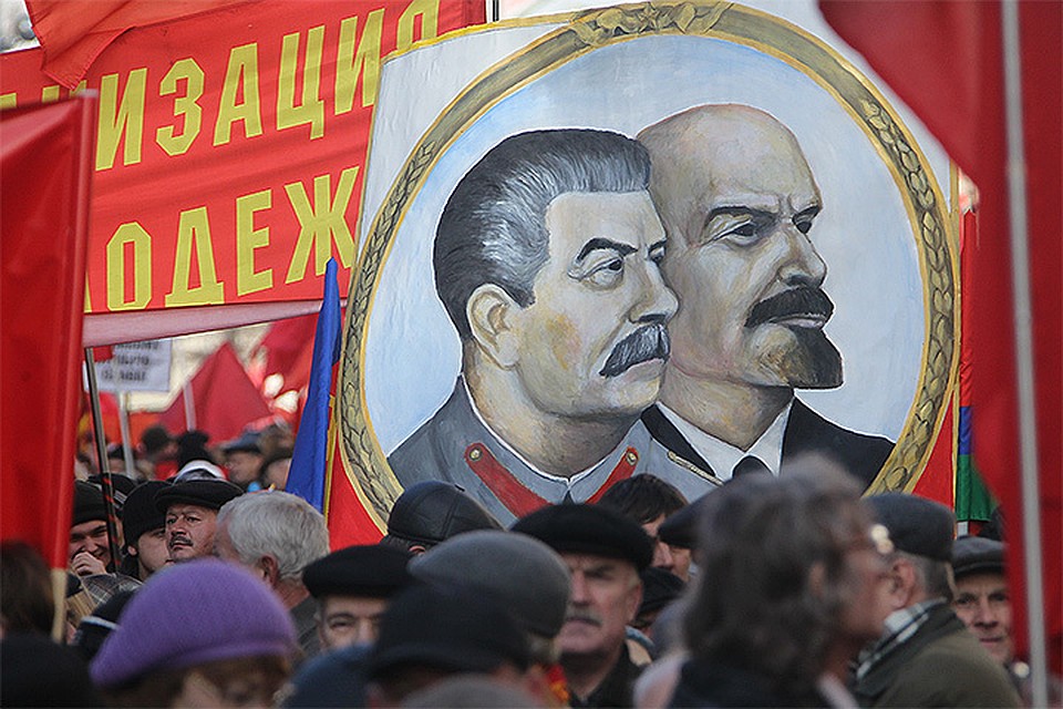 Шествие коммунистов 7 ноября в центре Москвы.