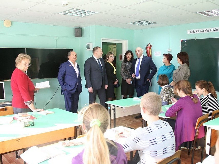 Депутаты посетили малокомплектную школу в поселке Славинка. Фото: Александр МАСЛЯНКО.