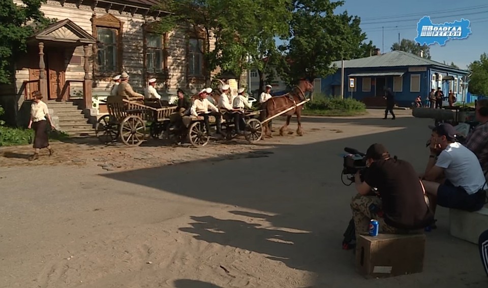 Съемки телефильма на улице Устюжны. Стоп - кадр видео ИА " Вологда-Регион".
