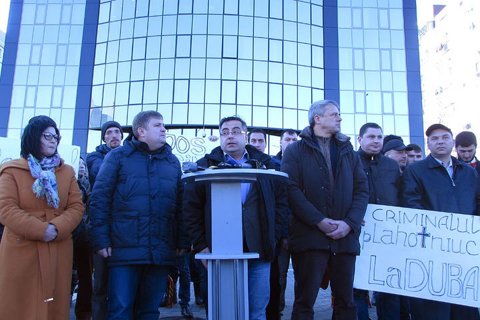 Активисты «Нашей Партии» провели пресс-конференцию и акцию протеста у перед офисом Global Business Center