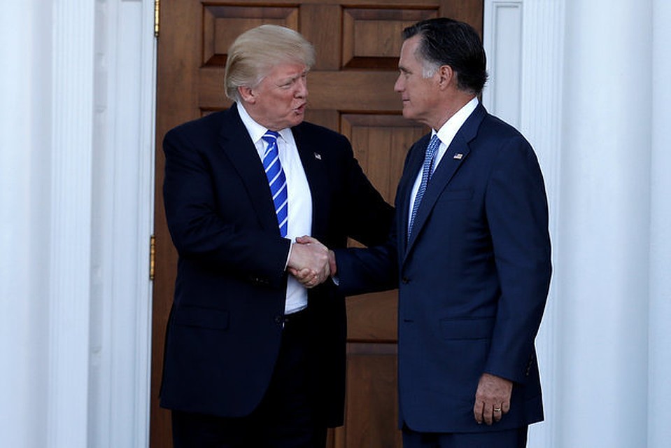 Трамп на прощание пожал Ромни руку и похлопал его по плечу