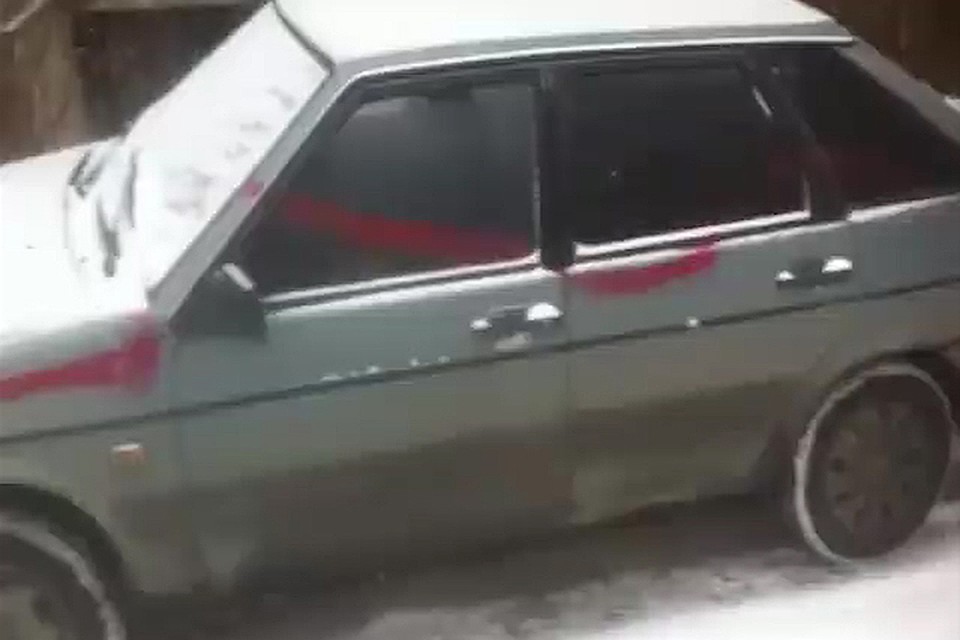 Ставьте машину на охраняемую стоянку. Так и от угонщиков убережетесь! Кадр с видео Андрея Романова