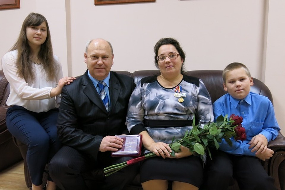 Семья Дерюгиных. Анастасия, папа Юрий, мама Анна и сын Антон.