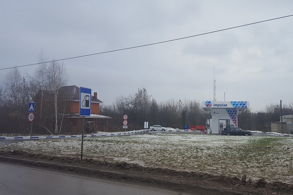 Заправку без разрешения построили в непосредственной близости к жилым домам.