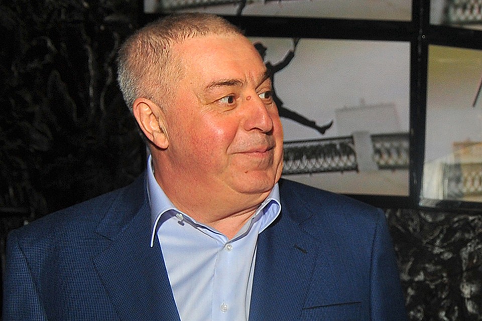 В общей сложности миллиардер стал автором более 100 песен