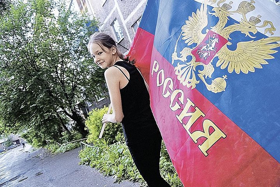 Патриотизм может проявляться и так. Родители в Нижнем Тагиле назвали девушку Россией. Ласково зовут девушку Рося.