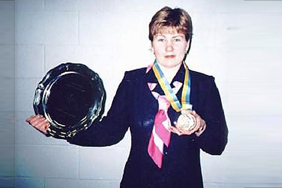 В 1993 году спортсменка перешла в хоккей с шайбой. В 1996 году она стала серебряным призером чемпионата Европы. Фото: urlova.narod.ru