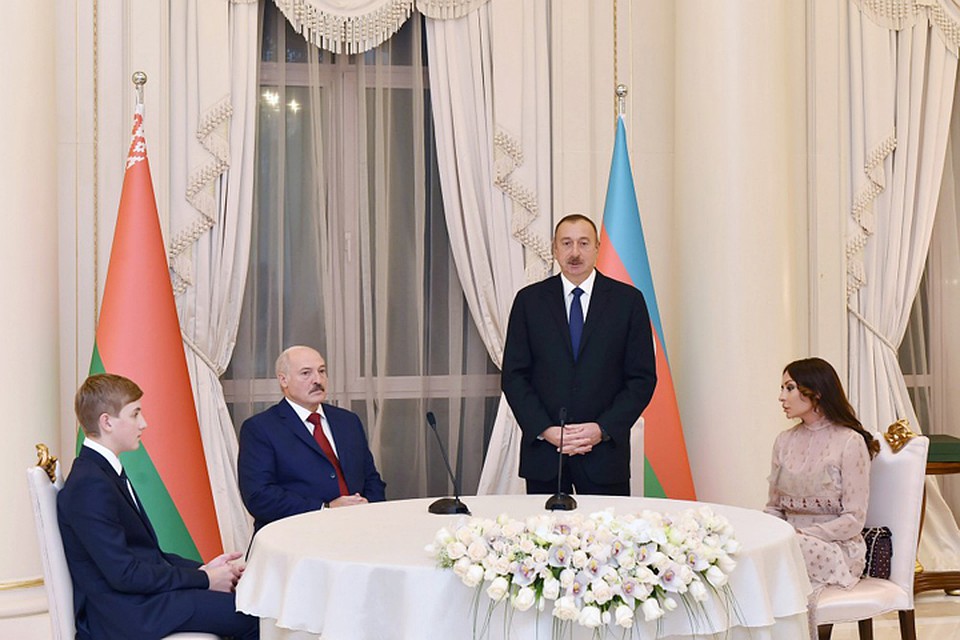 Фотофакт: Николай Лукашенко сидит за одним столом с президентом Азербайджана.