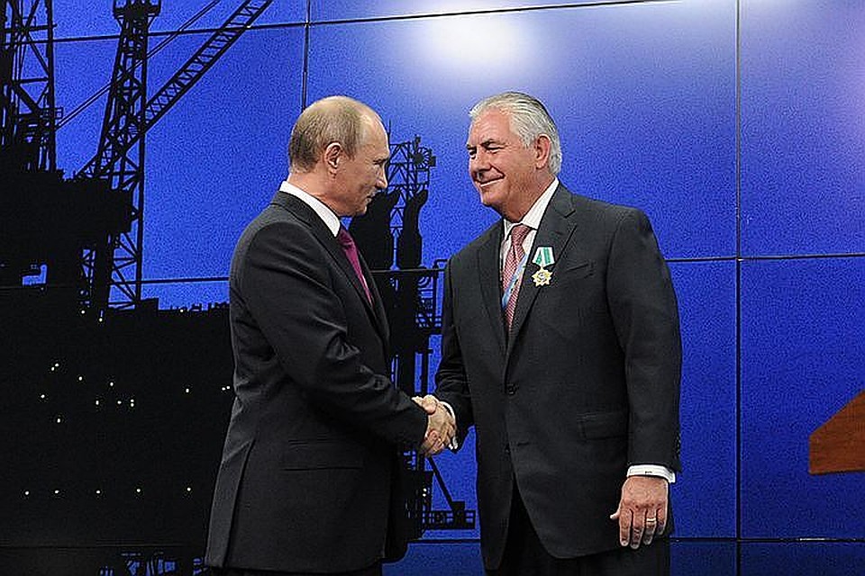 Тиллерсон получил из рук Владимира Путина Орден Дружбы. ФОТО Михаил Климентьев/пресс-служба Президента РФ/ТАСС
