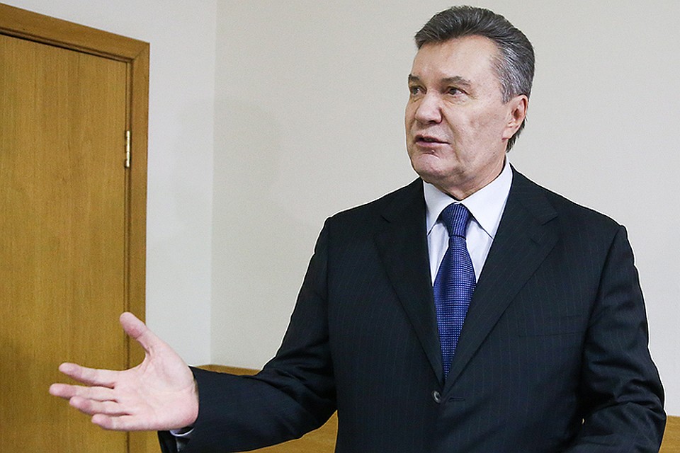 Бывший президент Украины Виктор Янукович общается с журналистами после выступления в Дорогомиловском суде. ФОТО Станислав Красильников/ТАСС