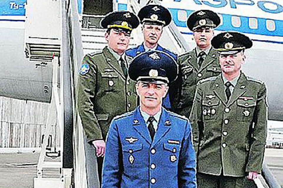 Экипаж Ту-154. Подполковник Юрий Родионов (на первом плане), за ним справа налево стоят: подполковник Александр Петухов, штурман корабля, капитан Иван Халяпин, помощник командира корабля, майор Игорь Тарасов, бортовой инженер, майор Александр Тимохин, бортовой инженер по авиаоборудованию