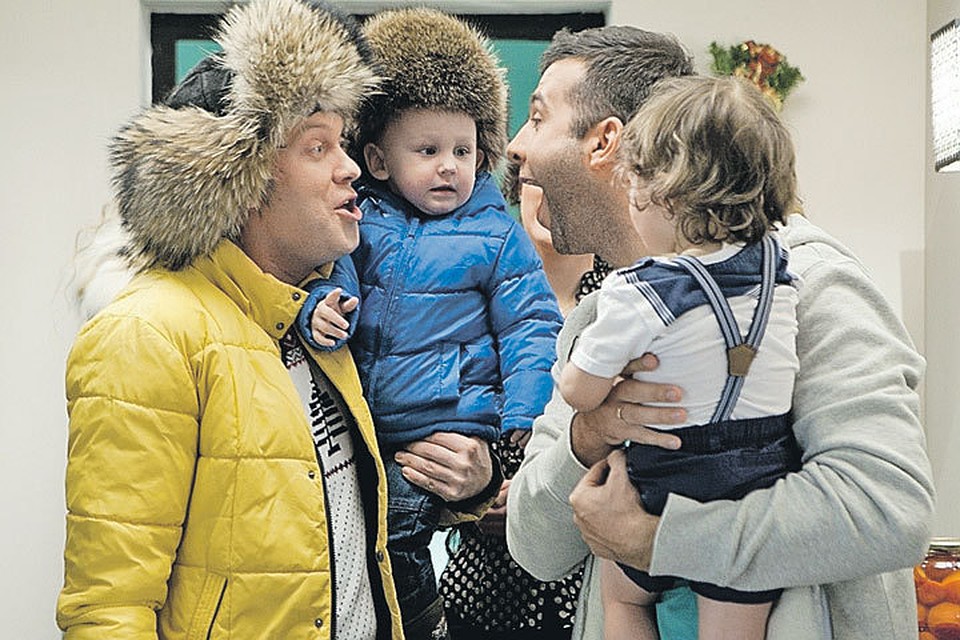 Герои Сергея Светлакова (слева) и Ивана Урганта пережили и ссоры, и рождение детей, а в новой части фильма между ними пробежал пингвин. Кадр из фильма «Елки 3»