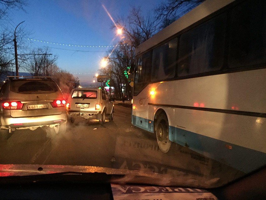 В Саратове автобус №53 столкнулся с "Нивой".