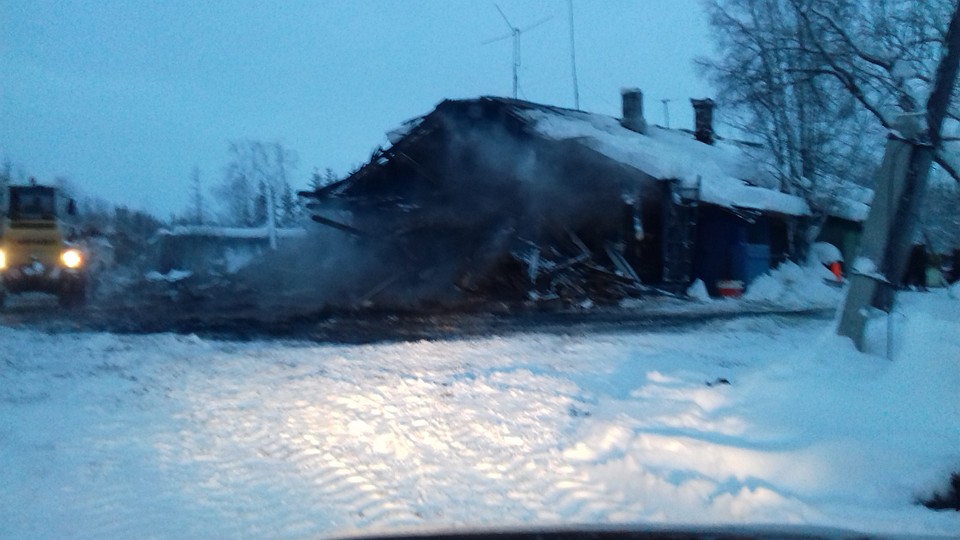 В поселке Сивомаскинском пожар повредил 2 квартиры. Фото МЧС Коми