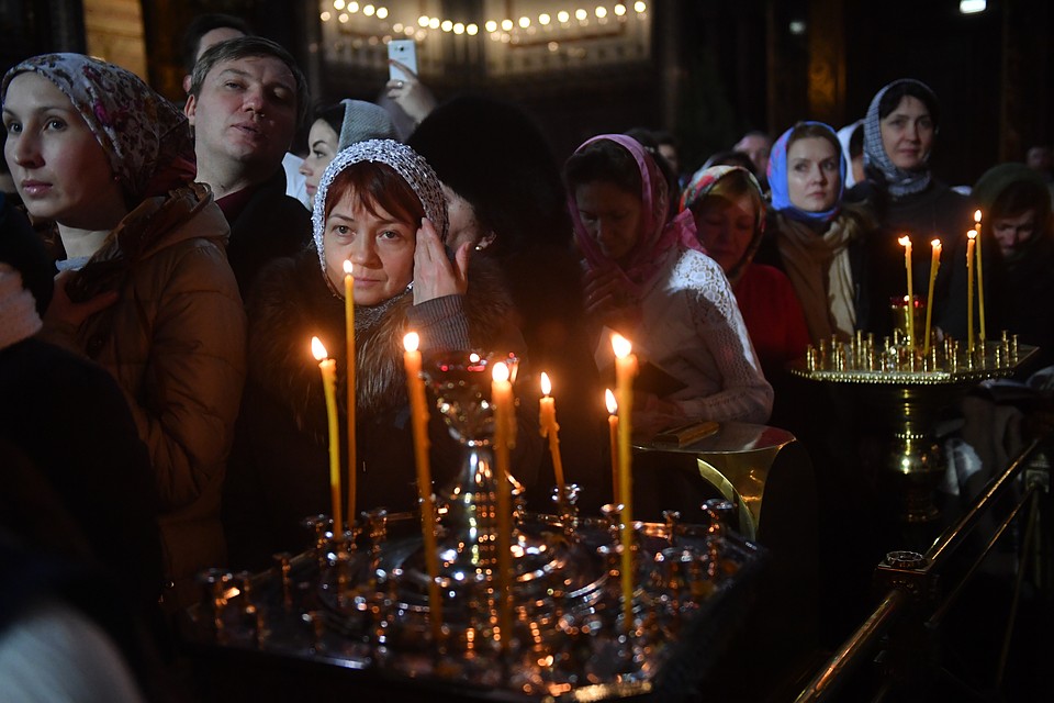Божественная литургия, посвященная светлому празднику Рождества Христова, длится уже 50 минут. Фото: Владимир ВЕЛЕНГУРИН