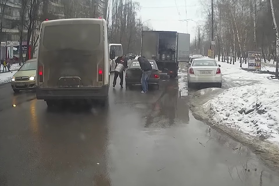 Мужчины, видимо, не сильно боялись, что из поймают
