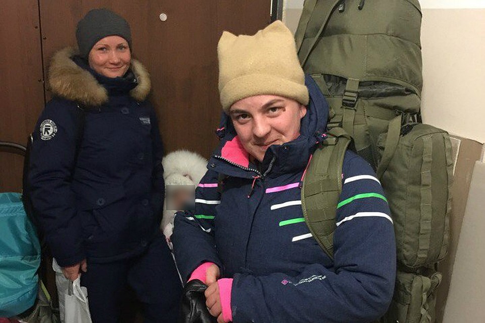 Найденный рюкзак хозяйке до дома помогла дотащить подруга. Фото: Ирина Булдакова.