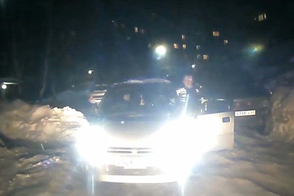 Судя по записям с видеорегистратора, пассажир иномарки решил, что именно скорая помощь должна уступить дорогу.