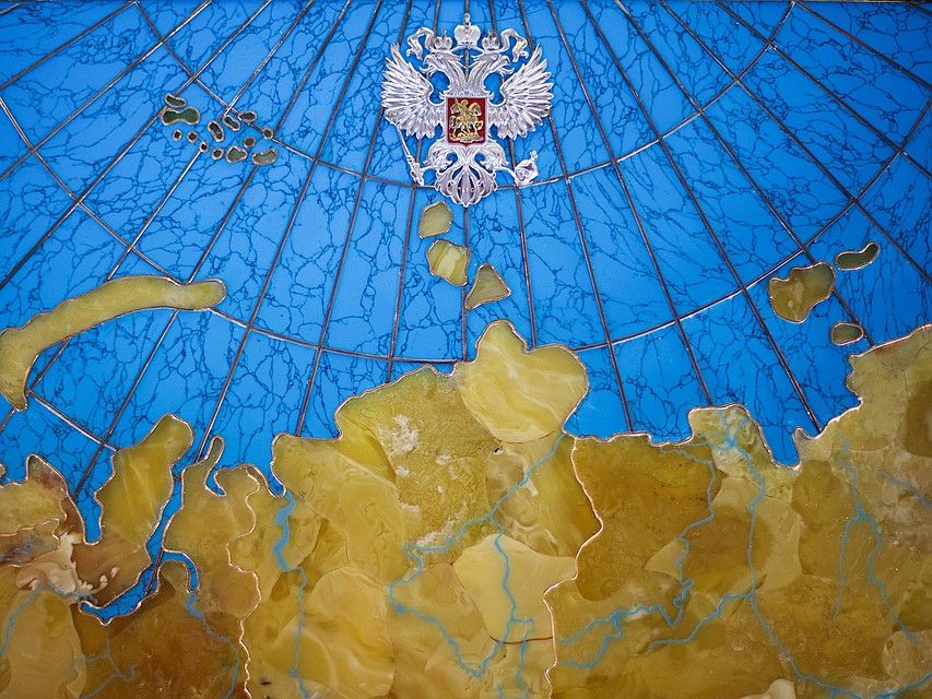 Карта России на куполе, выполненная в янтаре, которым славится Калининградская область