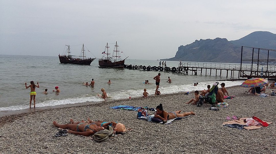На неприятный запах в Коктебеле туристы жалуются каждый год.