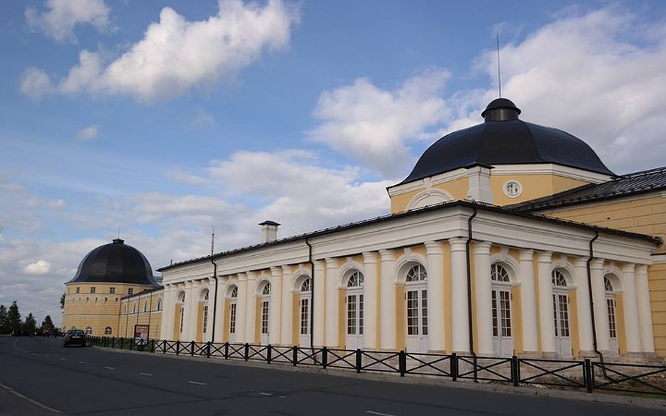 Архангельск, Гостиные дворы. Раньше сюда прибывали купцы со всей Европы, а сейчас иностранные туристы едут.