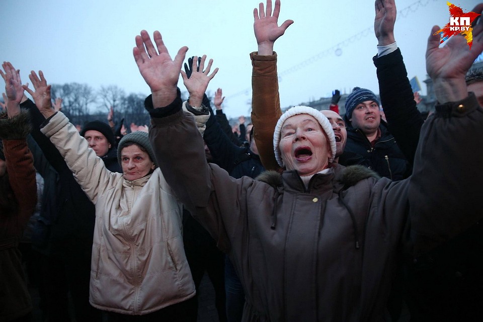 На акцию протеста собралось пару тысяч тунеядцев.