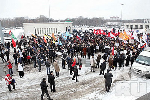 В субботу по крупнейшим городам страны прокатилась волна митингов, объединенных общим названием «День гнева». Не осталась в стороне и Северная Столица. На площади перед СКК собралась довольно разношерстная публика с совершенно разными взглядами и лозунгами. К самому началу акции успели около трехсот человек, остальные подтянулись чуть позже. Фото - Тимур ХАНОВ