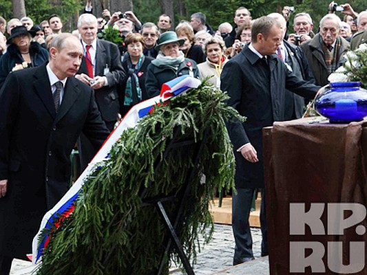 Путин и Туск возложили к мемориалу венки.