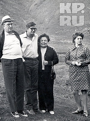 Cлева направо: Юрий Андропов (в то время председатель КГБ СССР), его сын Игорь, супруга Юрия Владимировича Татьяна Филипповна и дочь Татьяна. Кисловодск. Август, 1974 г.