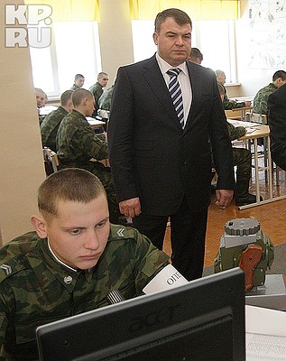 Анатолий Сердюков во время посещения учебного центра подготовки младших специалистов танковых войск в Чите, 2009 г.