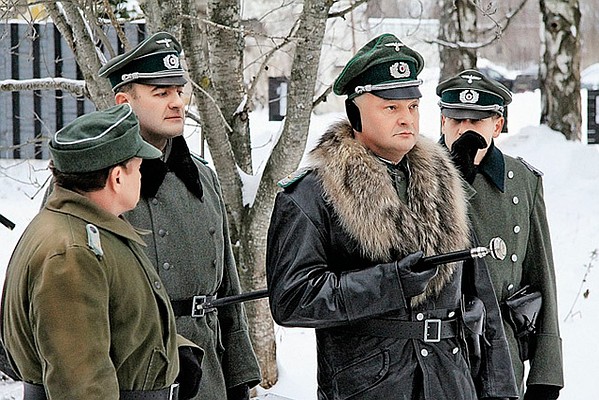 Персонажи Александра Домогарова и Михаила Пореченкова в приключенческом сериале «Убить Сталина» готовы друг друга растерзать, лишь бы одержать победу. И это не просто борьба двух самцов - на кону решающей схватки будущее страны. Для капитана особого отдела НКВД Ивана Бережного (Александр Домогаров) - Советского Союза, для сотрудника спецподразделения германских вооруженных сил «Бранденбург 800» майора абвера Мартина Хесса (Михаил Пореченков) - Германии.