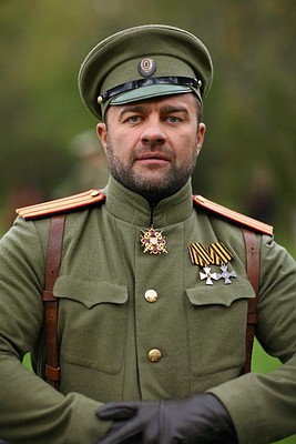 Режиссер Сергей Ашкенази двадцать с лишним лет мечтал экранизировать романа Стефана Цвейга «Нетерпение сердца». Роман об истории кавалериста Антона, в которого безответно влюбляется прикованная к инвалидному креслу Эдит, в то время как он питает нежные чувства к ее двоюродной сестре. В картине место действия перенеслось из Европы в царскую Россию. Антон превратился в улана Александра, а Эдит - в дочь помещика Леру.