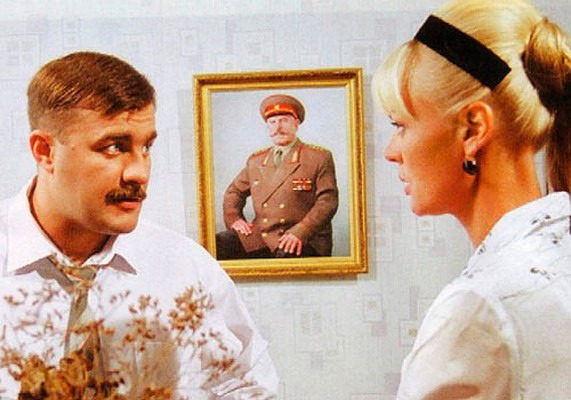 В романтической комедии Дмитрия Фикса Михаил Пореченков тоже играет военного, но на этот раз в мирное время. Актер замечательно раскрывает свой комедийный талант.