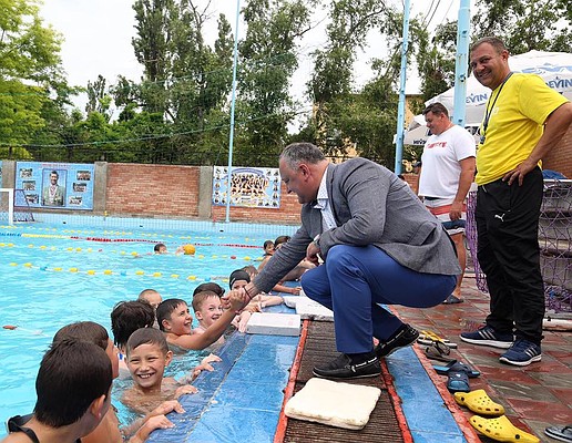 В четверг президент Молдовы Игорь Додон посетил спортивную школу водного поло имени Георгия Осипова, где взглянул на подготовку ребят.