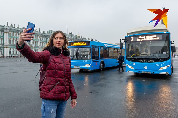 На Дворцовой площади в Петербурге представили автобусы, выкрашенные в цвета «Зенита». Цвет автобусом выбрали сами петербуржцы, проголосовавшие за понравившиеся им цвета. В голосовании участвовало около 25 тысяч человек.