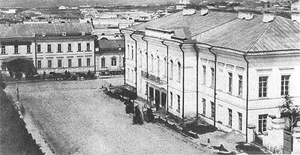 До 1883 года здесь располагались младшие классы мужской гимназии.