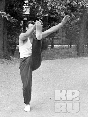 Гагарин занимается зарядкой