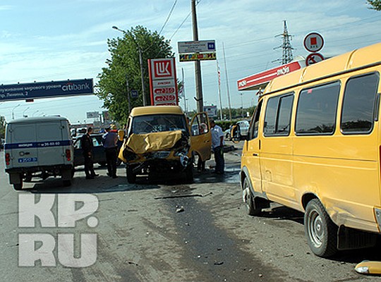- Я ехал из Жилгородка в центр. Когда проезжал светофор, только начал моргать желтый свет. Мне навстречу с противоположной полосы вылетел «Фольксваген» и стал поворачивать к «Реалу», - рассказал «КП» Владимир, водитель 33-й маршрутки, - естественно, я резко затормозил, но было уже поздно, нас крутануло и развернуло на 180 градусов. Фото: Геннадий БИСЕНОВ. Хотите знать больше? Читайте статью «У гипермаркета «Реал» попали в аварию автобус, две маршрутки, «уазик» и легковушка» .