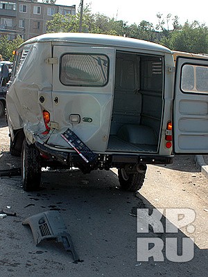 От удара машины закрутило на дороге, и они зацепили еще служебный автобус, «УАЗик» и пустую пассажирскую «ГАЗель», которые стояли в очереди на заправку. Фото: Геннадий БИСЕНОВ. Хотите знать больше? Читайте статью «У гипермаркета «Реал» попали в аварию автобус, две маршрутки, «уазик» и легковушка» .