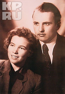 Фотографии, дневники, письма. Несколько платьев, туфельки, статуэтки. Нательный католический крест, подаренный Папой Римским Иоанном Павлом II. Все это ненадолго привезли из Горбачев-фонда в Музей политической истории, чтобы вспомнить историю Раисы Горбачевой.